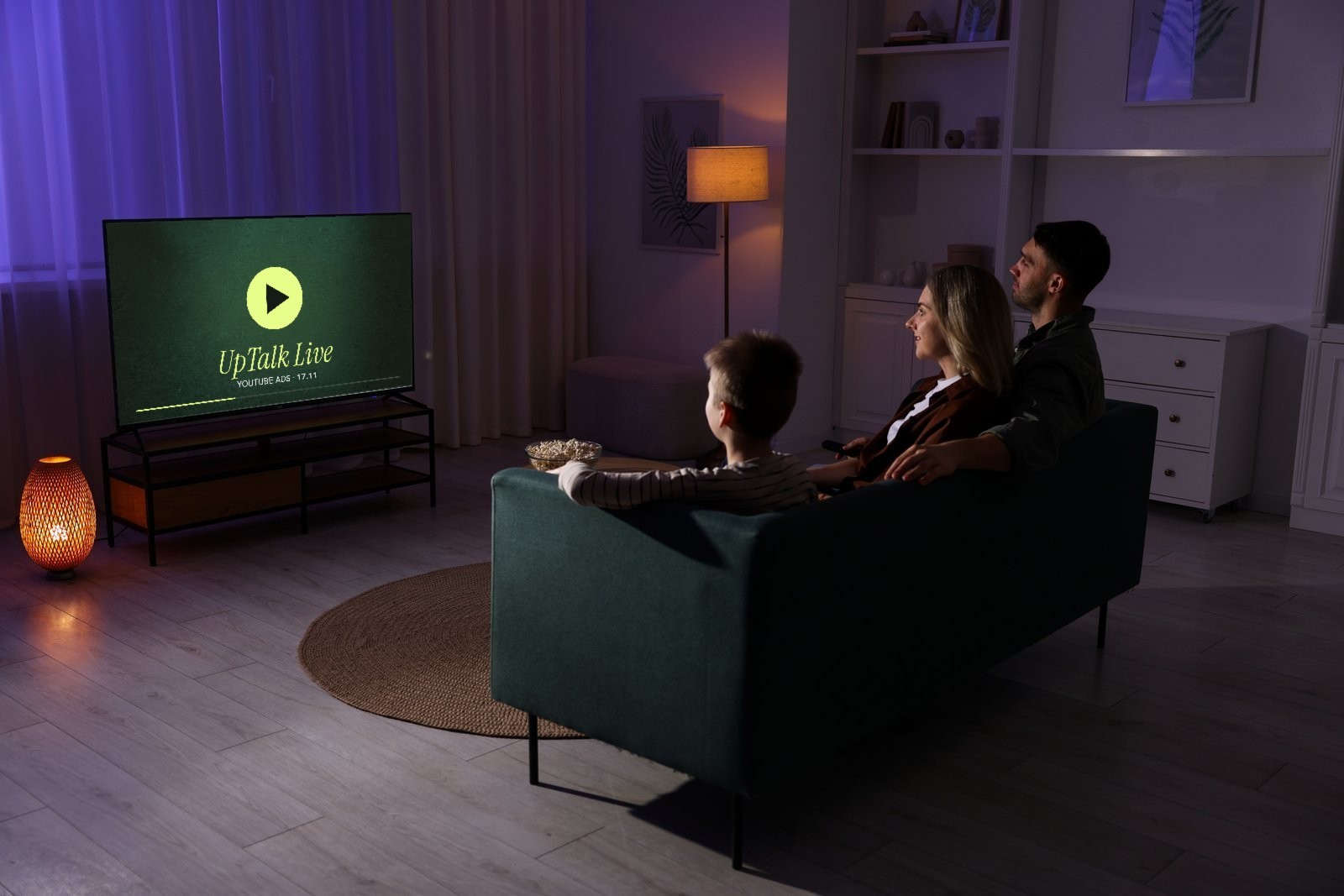 Une famille regarde la masterclass UpTalk Live YouTube Ads sur la TV connectée du salon